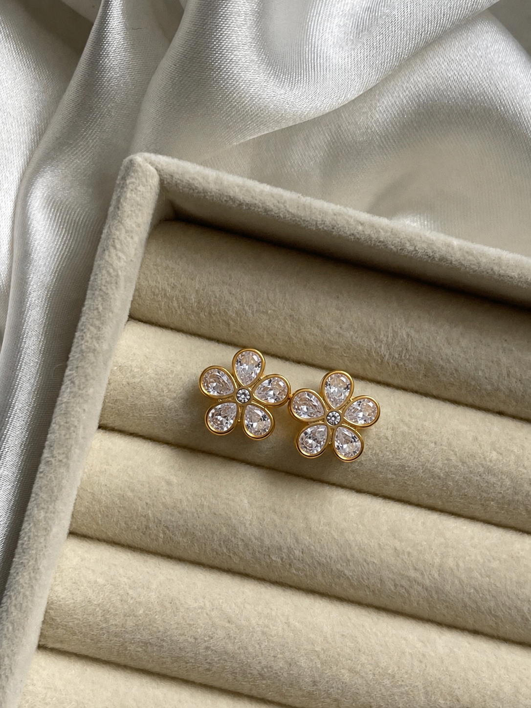 Amelya Studs